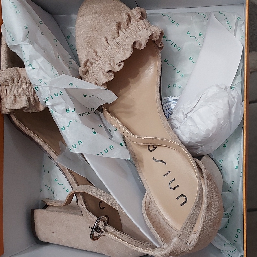 Women's unisa high heel size 9M open toe sandals